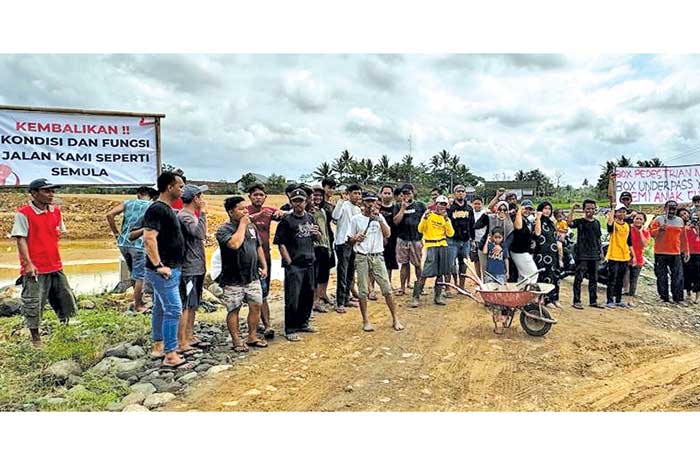 Warga menggelar aksi penolakan pembangunan box pedestrian di proyek jalan tol di Desa Bligo, Kecamatan Ngluwar, Kabupaten Magelang, Minggu (3/12).