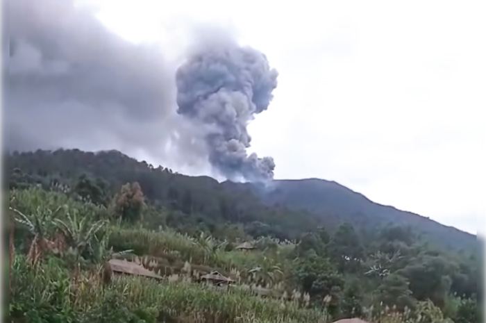 Gunung Marapi kembali erupsi pada Senin (4/12/). Informasi dari Pusat Vulkanologi, Mitigasi dan Bencana Geologi (PVMBG) Sumatera Barat.