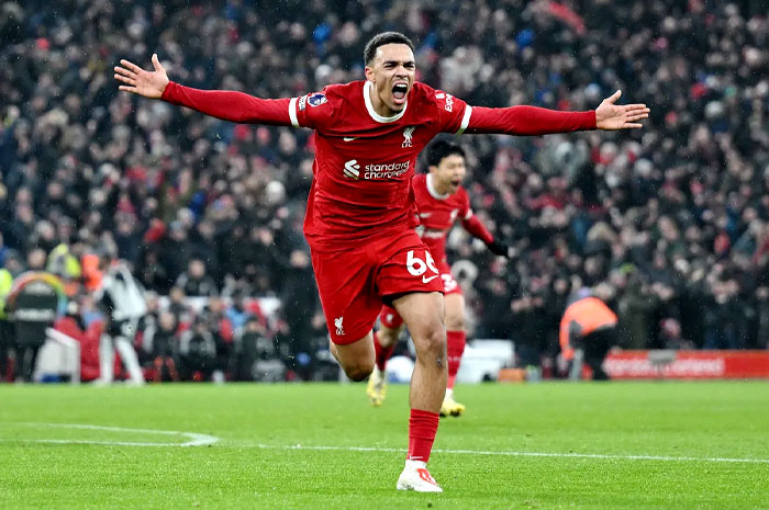 Selebrasi Trent Alexander-Arnold usai cetak gol kemenangan timnya saat Liverpool comeback atas tamunya Fulham pada Minggu (3/12).