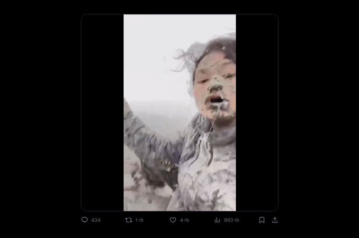 Tangkapan layar dari viral video korban Gunung Marapi meletus yang beredar di media sosial X.