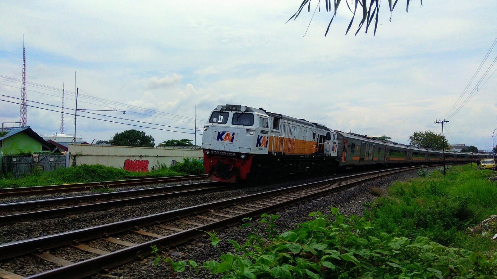 Kereta Api Fajar Utama YK melintas JPL 213 Tegal Imbas Longsoran Daop 5