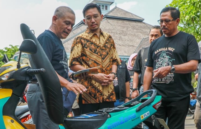 SUPPORT MOTOR LISTRIK : Pj Gubernur Jateng, Nana Sudjana pada Kegiatan Festival Motor Listrik 2023 di Kota Surakarta pada Minggu (3/12/2023).