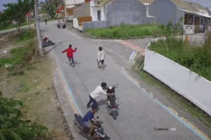 Tawuran pelajar SMP dengan menggunakan senjata tajam tertangkap CCTV di Perumahan Bangetayu Baru, Genuk, Kota Semarang.
