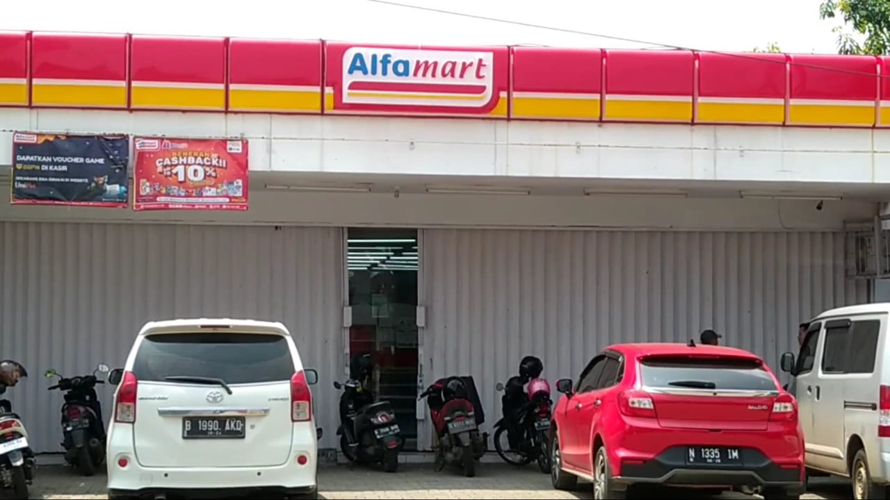 Minimarket di jalan raya Desa Tosari Brangsong Kendal dijebol kawanan pencuri yang diketahui karyawan.