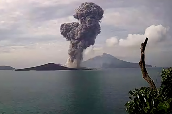 Gunung Anak Krakatau kembali mengeluarkan erupsi pada Selasa (5/12).