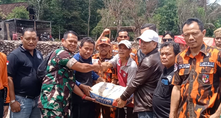 Warga menerima bantuan dari Forkos Kabupaten Semarang berupa semen dan pasir