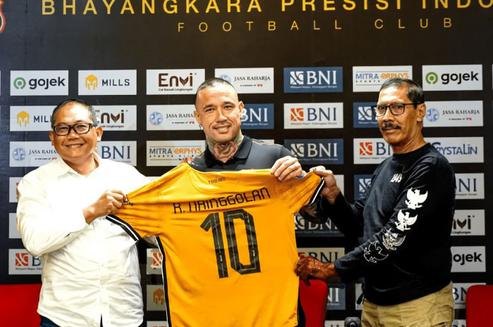 Radja Nainggolan, pemain baru Bhayangkara FC diperkenalkan ke publik dengan seragam jersey nomor 10.