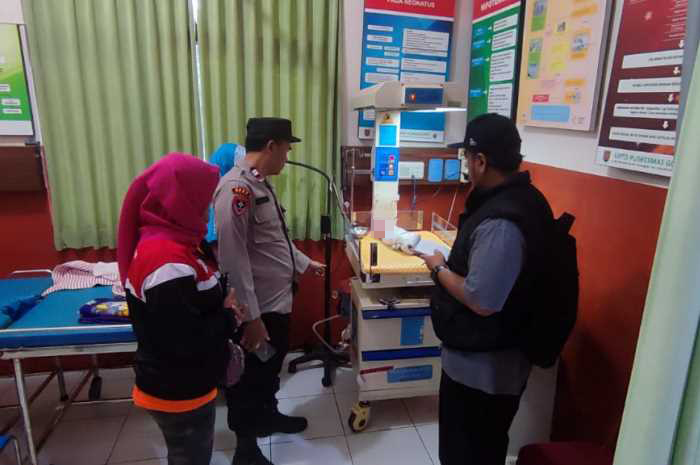 Bayi perempuan yang dibuang di tepi sungai bawah jembatan dekat Makam Kyai Potro Wongso Sentono Jatirejo, Gunungpati Semarang, dipindahkan ke RSD KRMT Wongsonegoro.