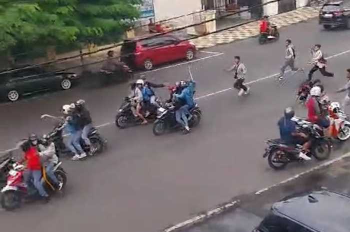 tawuran antar pelajar terjadi di depan GOR Tri Lomba Juang, Mugassari, Semarang Selatan. Aksi yang meresahkan ini bubar setelah diamuk warga sekitar.