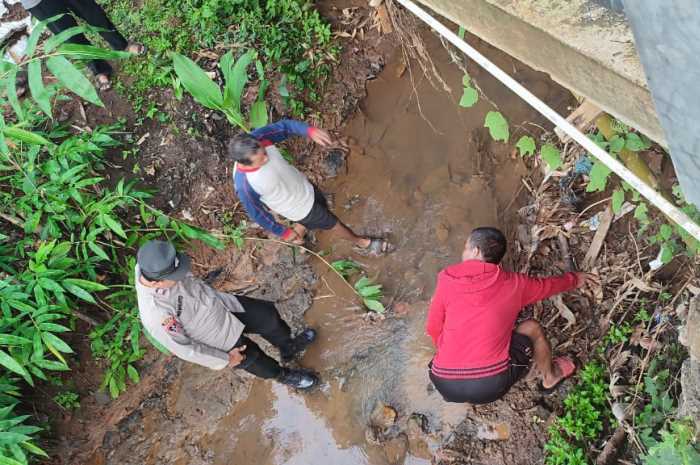 Polisi dan warga meninjau TKP pembuangan bayi di Gunungpati Semarang Rabu (6/12/2023). (M Hariyanto/Jawa Pos Radar Semarang)