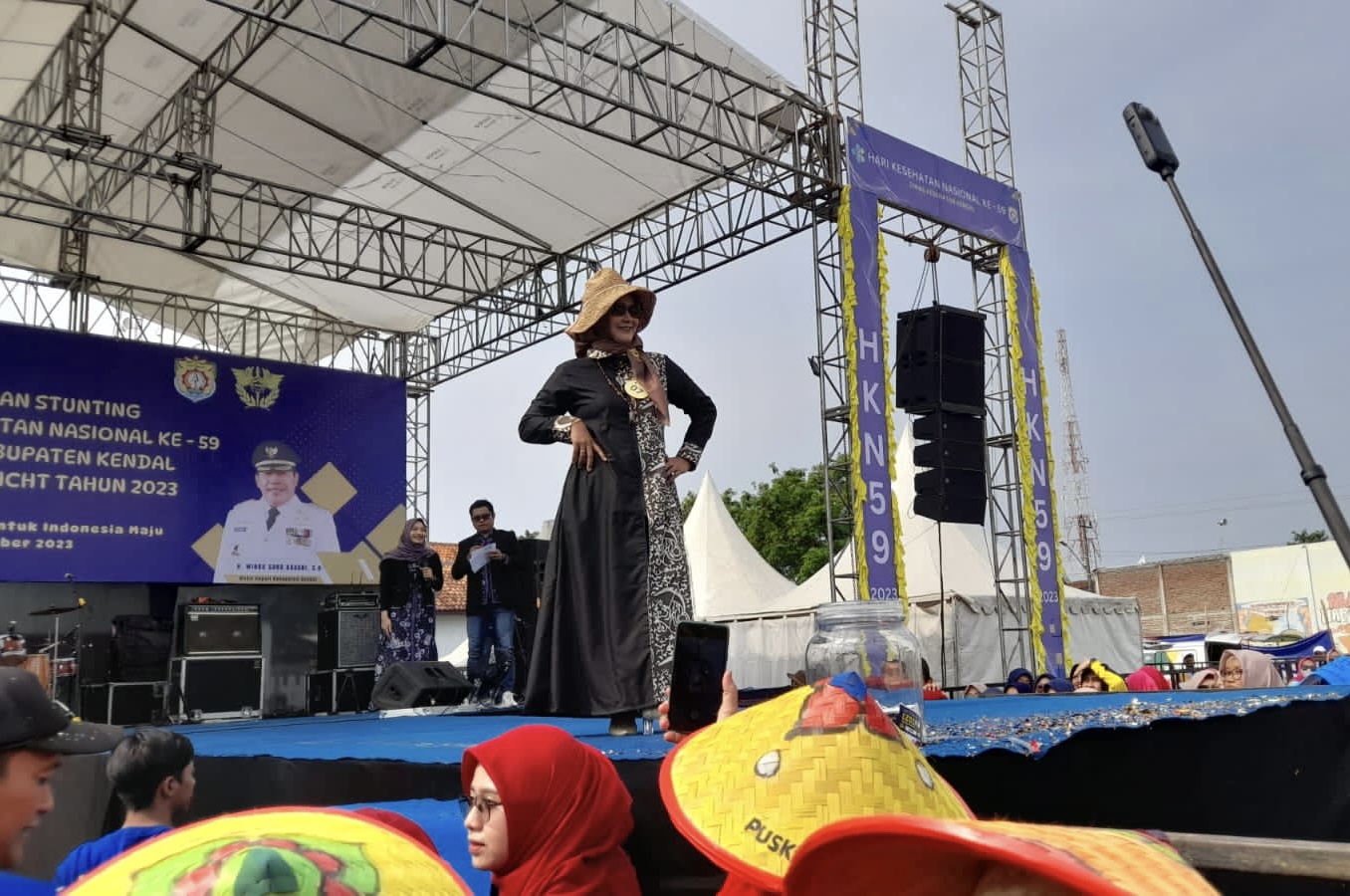 Kemeriahan Gebyar Penurunan Stunting pada puncak peringatan Hari Kesehatan Nasional (HKN) ke-59 di lapangan Desa Karangayu, Cepiring, Kamis (7/12).