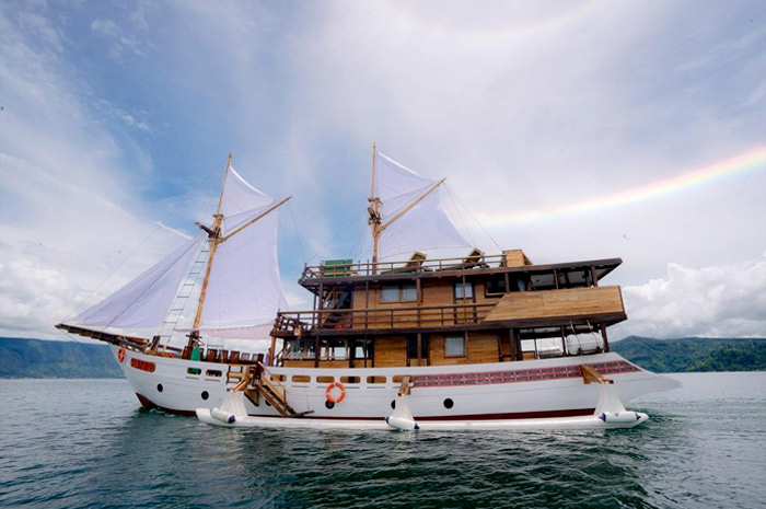 Kapal Pinisi Kenzo di Danau Toba.