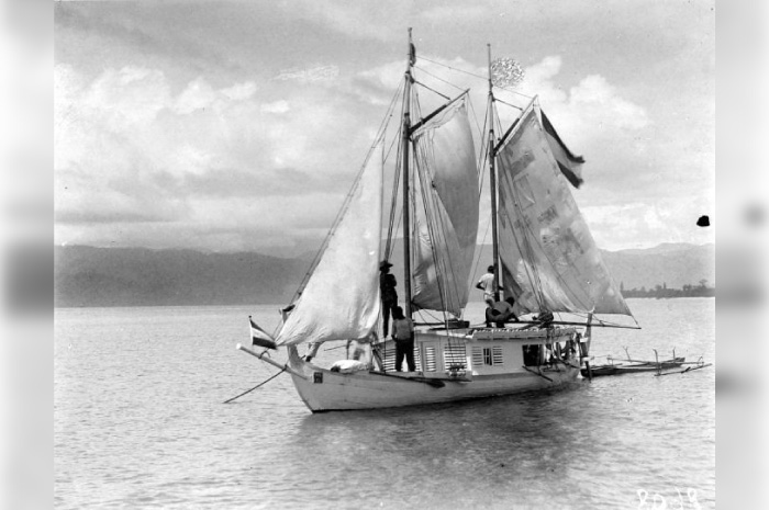 Kapal dengan layar Pinisi pada tahun 1970-an di Seram Kepulauan Maluku