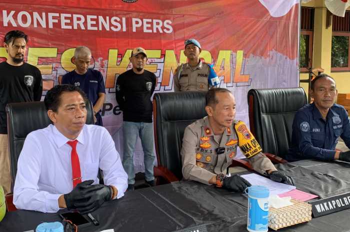 MS tersangka pencabulan dan persetubuham terhadap cucunya sendiri saat dihadirkan di Mapolres Kendal Kamis (7/12).&nbsp;DEVI KHOFIFATUR RIZQI/ JAWA POS RADAR SEMARANG