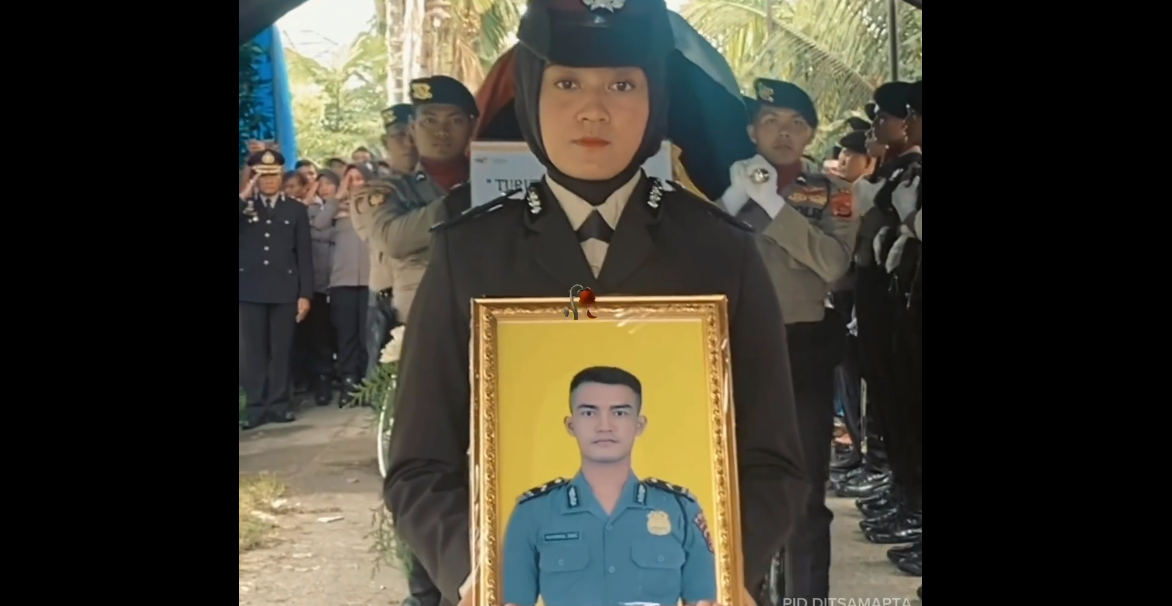 Prosesi pemakaman Bripda Muhammad Iqbal, anggota Ditsamapta Polda Sumbar, korban erupsi Gunung Marapi, Rabu (6/12/2023). (Instagram @ditsamapta_poldasumbar)