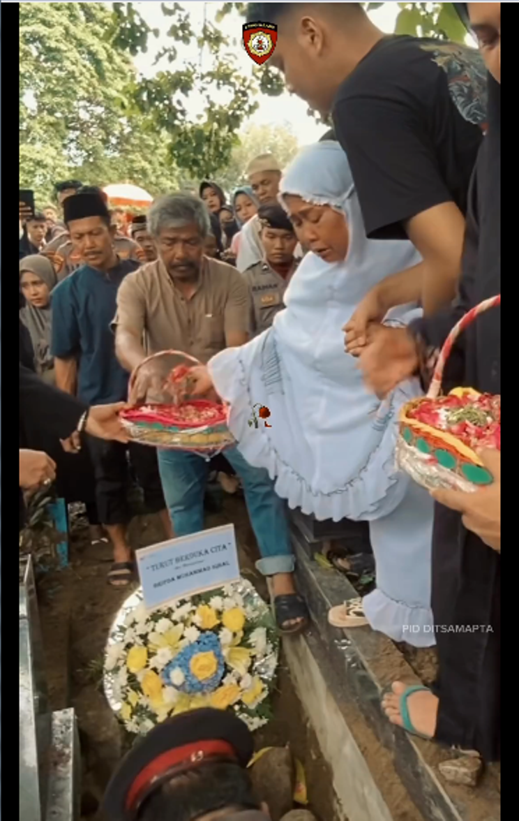 Ratusan pelayat mengiringi prosesi pemakaman jenazah Bripda Iqbal (6/12/2023). (Instagram @ditsamapta_poldasumbar)