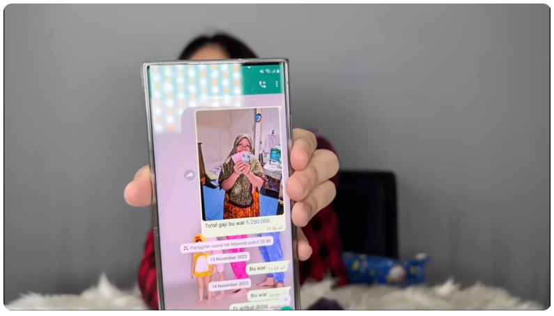 Tepis tudingan majikan zalim, Cleopatra Djapri tunjukkan foto mantan ART bernama Bu War yang sedang pamer lembaran uang gaji. (YouTube