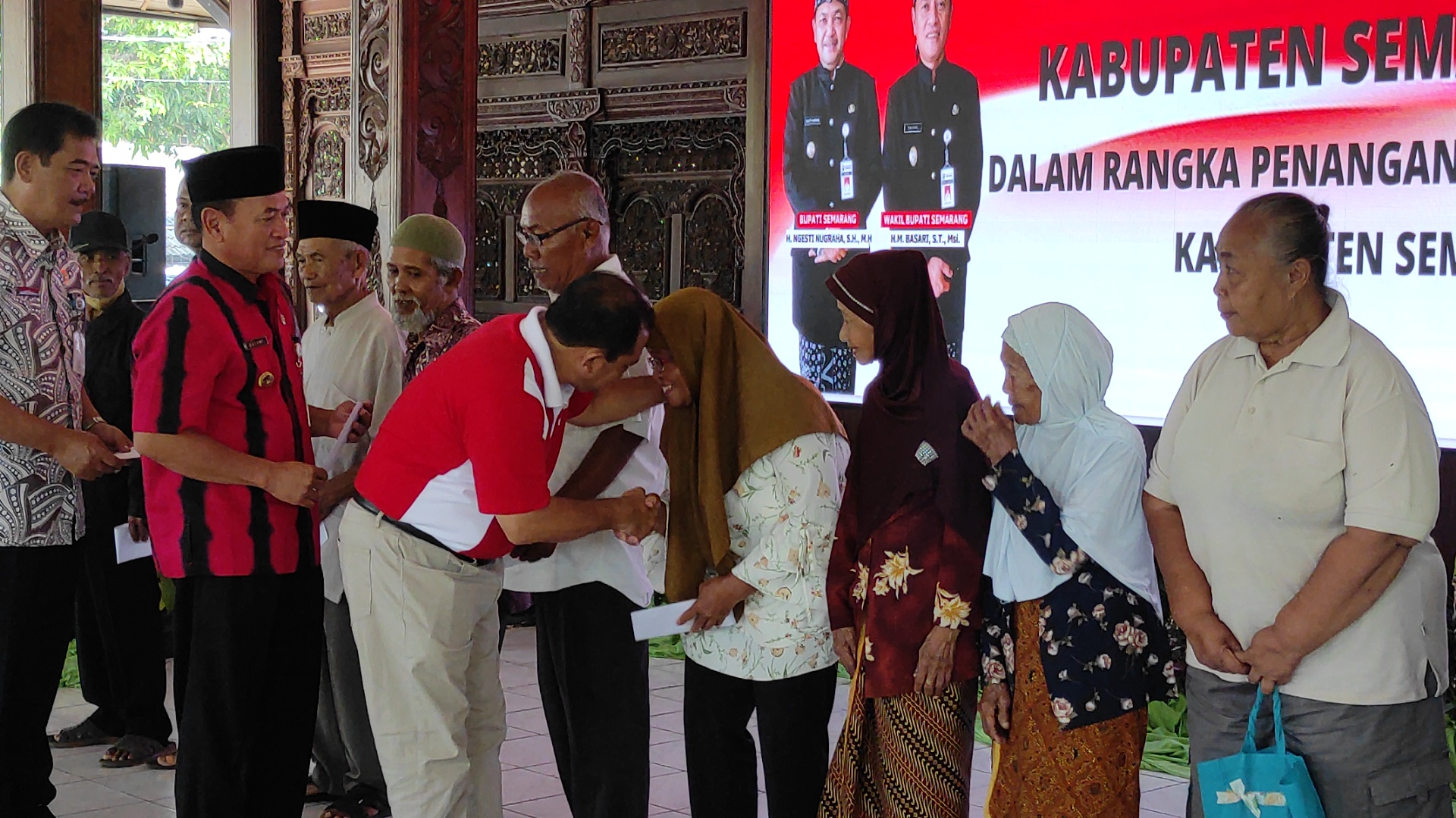 Bupati Semarang dan Wakil Bupati Semarang menyerahkan bantuan BLT secara simbolis