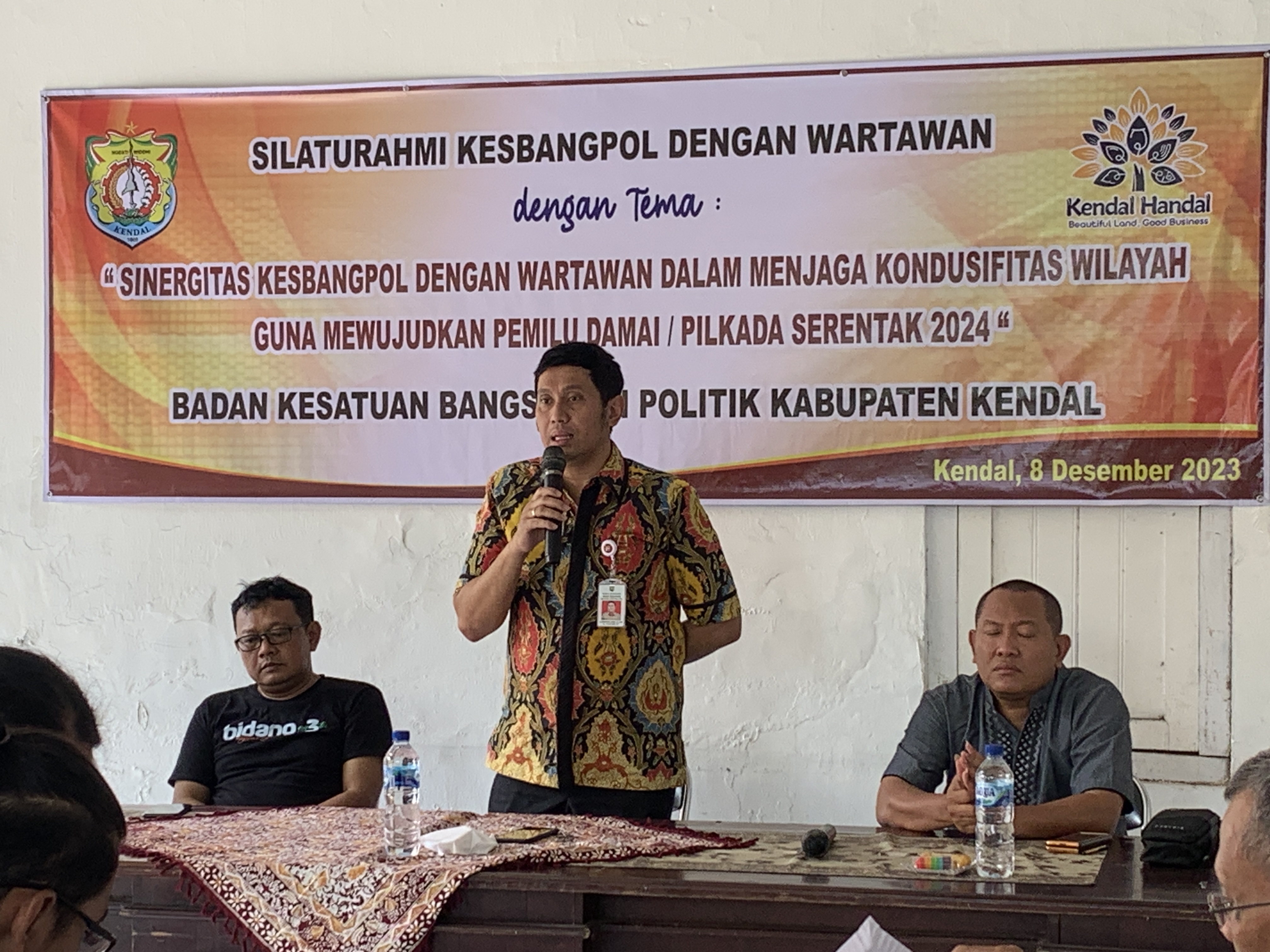Silaturrahmi Pemkab Kendal dengan awak media di kantor Badan Kesbangpol Jumat (8/12).