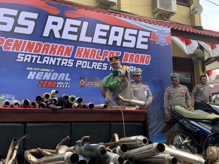 Pemusnahan knalpot brong hasil penindakan selama dua bulan di Mapolres Kendal.