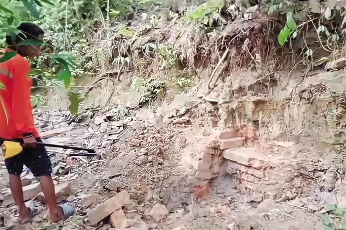 Warga menemukan tumpukan batu bata yang diduga merupakan struktur talud dari abad 17.