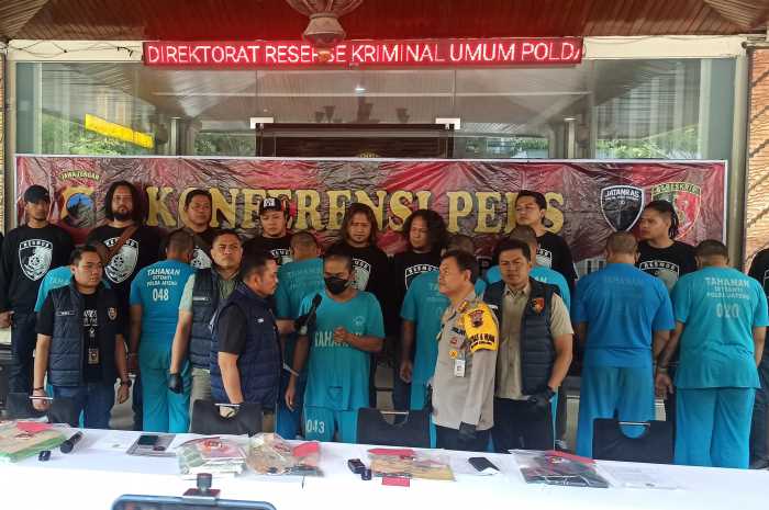 Salah seorang tersangka debt collector dimintai keterangan oleh jajaran Polda Jateng Kamis (7/12). M HARIYANTO/JAWA POS RADAR SEMARANG
