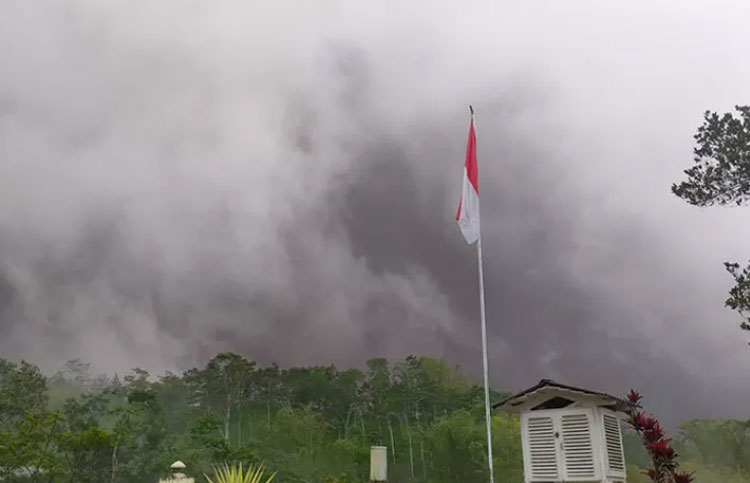 AWAN PANAS: Gunung Merapi terpantau memuntahkan APG. Hal itu membuat sejumlah desa di Kabupaten Magelang terdampak hujan abu.Dok: Akun X @BPPTKG