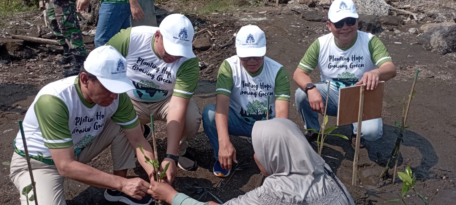 Dirut PT KIW, Ahmad Fauzie Nur dan peserta tengah melakukan penanaman mangrove di pesisir pantai sekitar kawasan Industri Wijayakusuma. (iwn/rsid)