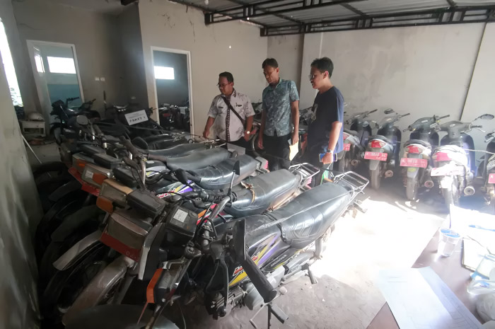 Antusias pengunjung bersama petugas melakukan pemeriksaan kendaraan dinas yang dipamerkan untuk dilelang, Jumat (8/12).