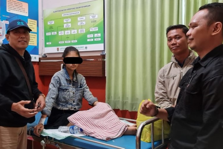 TUNGGU PEMERIKSAAN : Pelaku pembuangan bayi yang masih dirawat di rumah sakit akibat pendarahan usai melahirkan. (DOK)