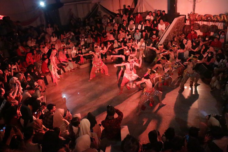 Wayang On The Street : Para seniman dari pemain dan pemusik memeriahkan pentas wayang orang bertajuk Mentari di Bumi Hastinapura di Oudetrap Theatre Kota Lama. (NUR CHAMIM/JAWA POS RADAR SEMARANG)