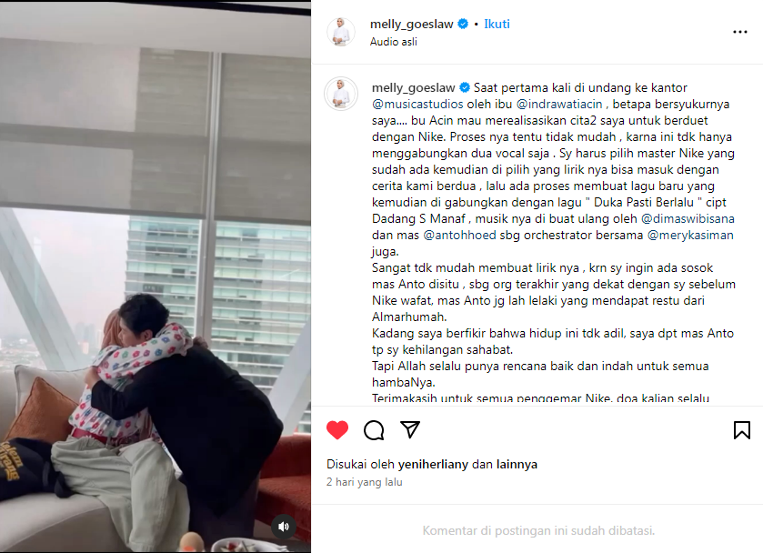 Melly Goeslaw menangis haru dalam pelukan Sutradara dan Produser eksekutif Musica Studios, Indrawati Widjaja. (Instagram @melly_goeslaw)