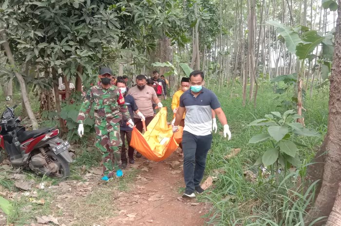 Proses evakuasi mayat tanpa identitas oleh Anggota Polsek Gringsing yang dibantu Babinsa dan masyarakat Gringsing Batang.