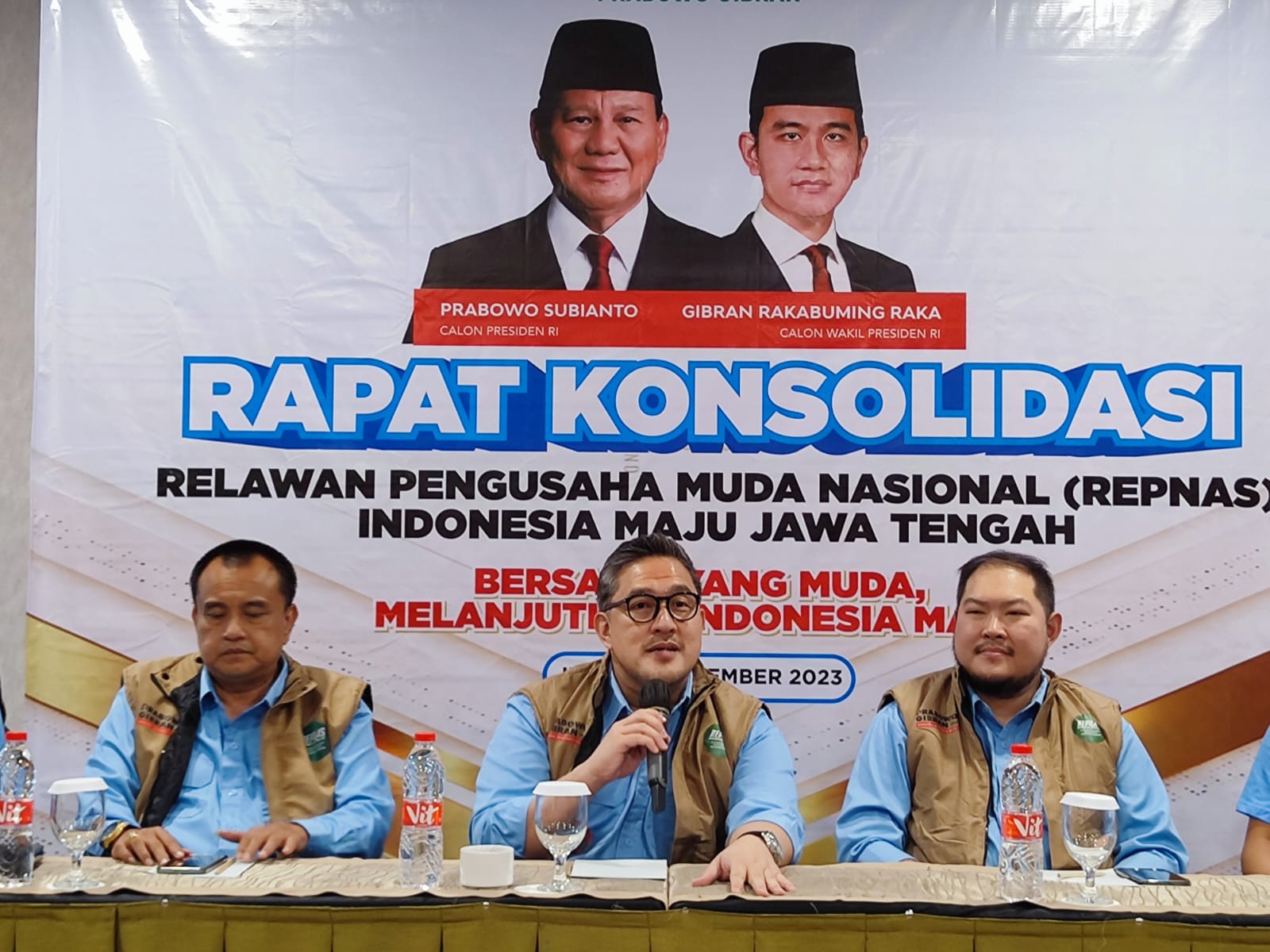 Ketua Repnas Jateng M. Reza Tarmizi (tengah) memberikan pengarahan pada relawan Repnas. KHAFIFAH ARINI PUTRI/JAWA POS RADAR SEMARANG