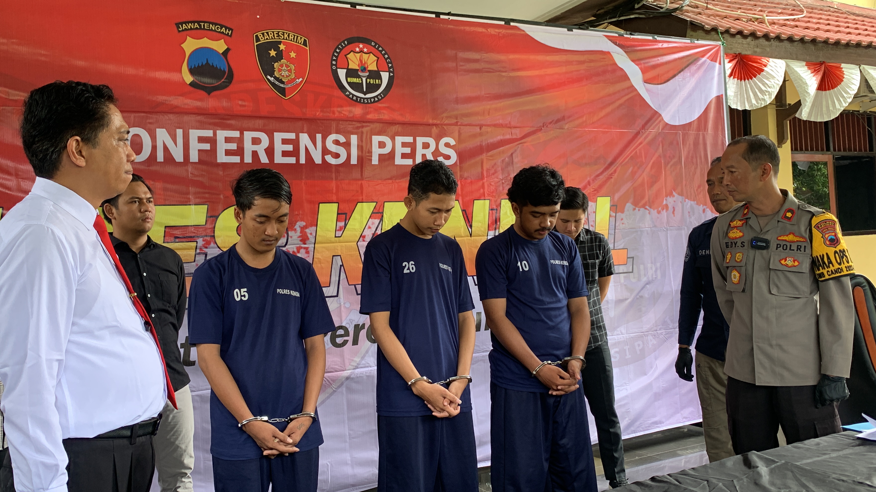 Ketiga tersangka saat dihadirkan di Mapolres Kendal.