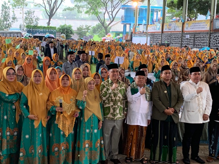 Ribuan ibu nyai se-musantara saat mendeklarasikan pemilu damai di Ponpes Darul Amanah Sukorejo, Kendal, Minggu (10/12).