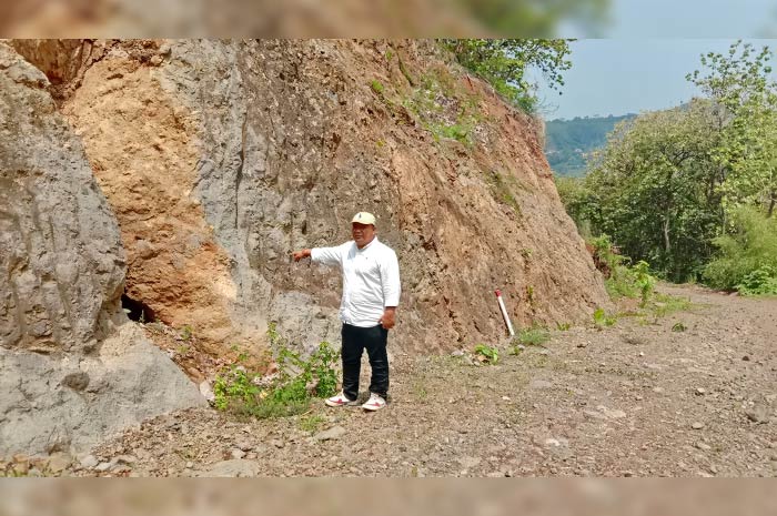 Keberadaan gua kecil sisa keberadaan Gunung Gandul ditunjukkan oleh Kades Madugowongjati Edy Zaenuryanto.