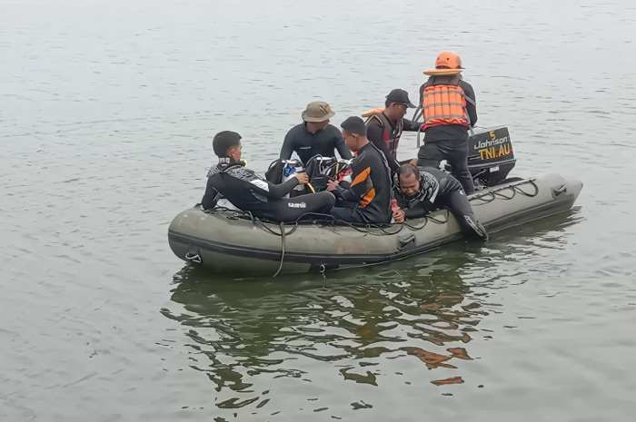 Tim Search And Rescue (SAR) saat melakukan pencarian pada pemancing yang tenggelam di Waduk Cengklik, Sabtu (9/12) kemarin.