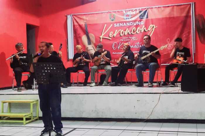 Grup Orkes Keroncong Pesona Khatulistiwa (OK Sonatiwa) saat tampil di sebuah pementasan sebuah acara. FIGUR RONGGO WASSALIM/JAWA POS RADAR SEMARANG