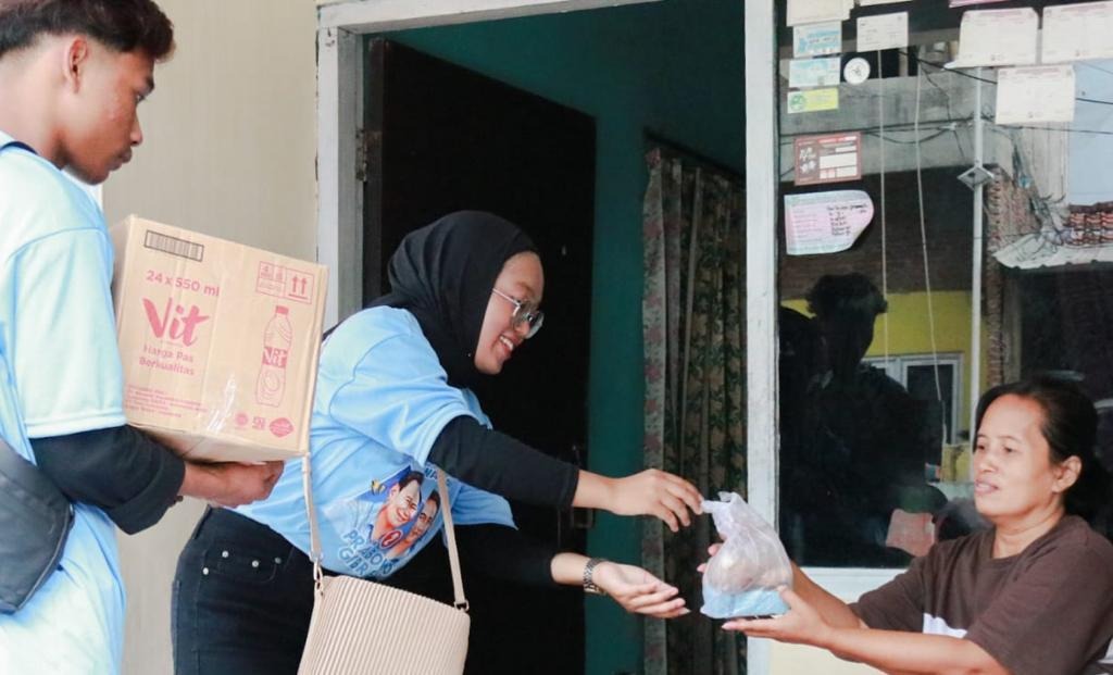 Ratusan relawan Gaspoll Bro di Jawa Tengah (Jateng) membagikan ratusan susu gratis kepada masyarakat Semarang, Jawa Tengah. (dok/ikl)