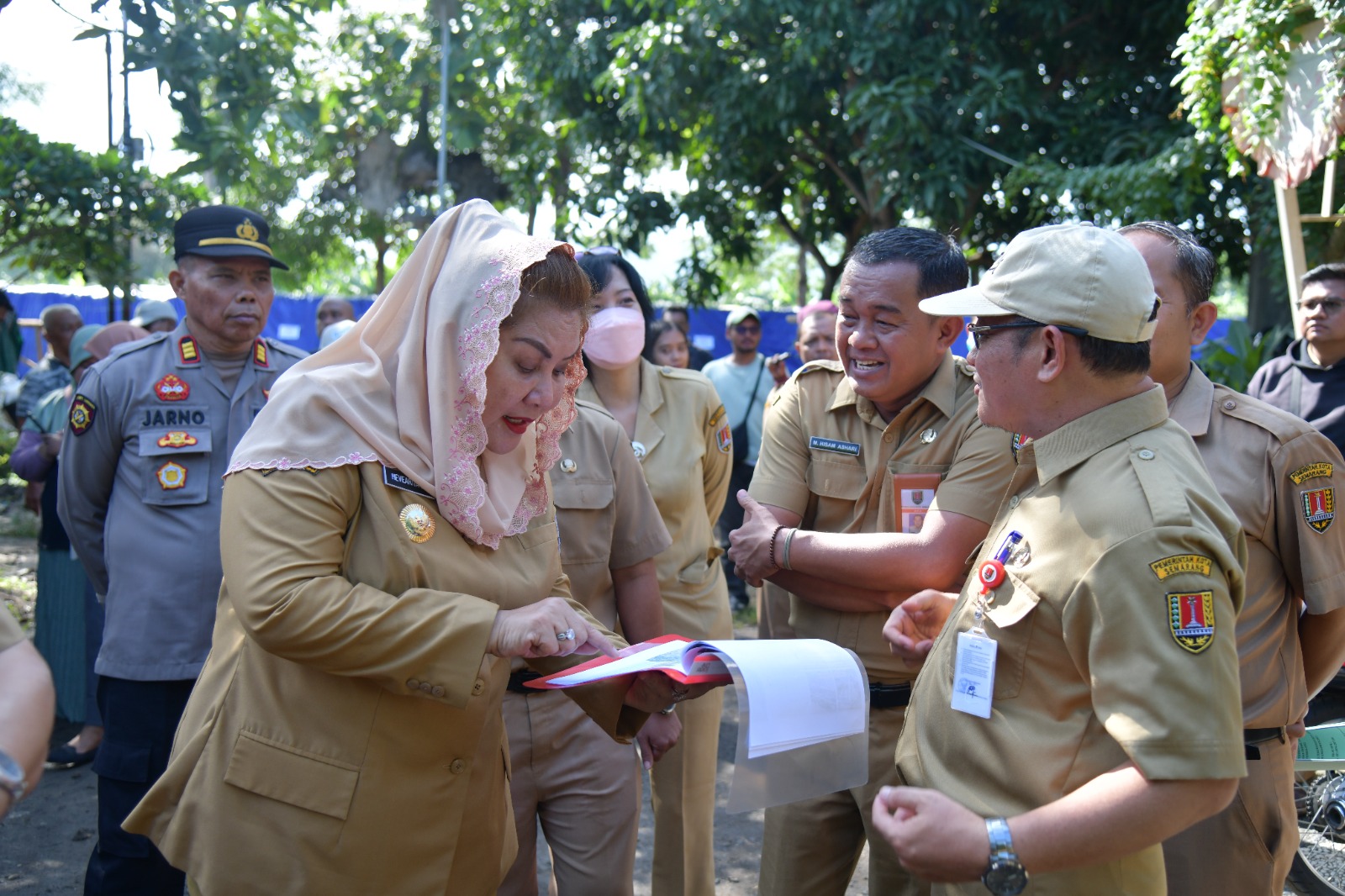 Wali Kota Semarang, Hevearita Gunaryanti Rahayu mengecek proyek penanganan banjir di Perumahan Dinar Indah, Kelurahan Meteseh, Kecamatan Tembalang, Senin (11/12) pagi.
