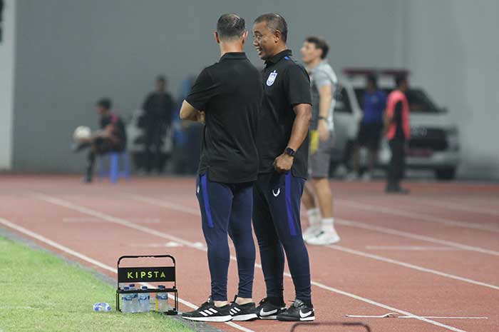 Eko Purdjianto (kanan) ketika mendampingi pelatih Gilbert Agius di laga kandang PSIS. (Baskoro Septiadi/Jawa Pos Radar Semarag)