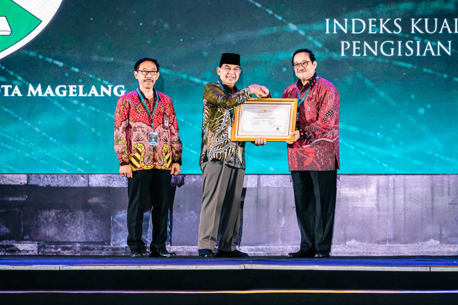 Wakil Wali Kota M Mansyur bersama menerima Anugerah Meritrokasi 2023.
