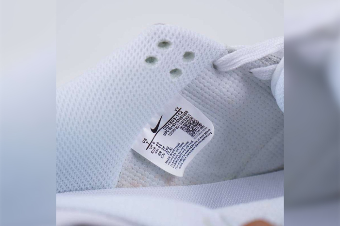 contoh label barcode yang berada di dalam sepatu Nike ori.