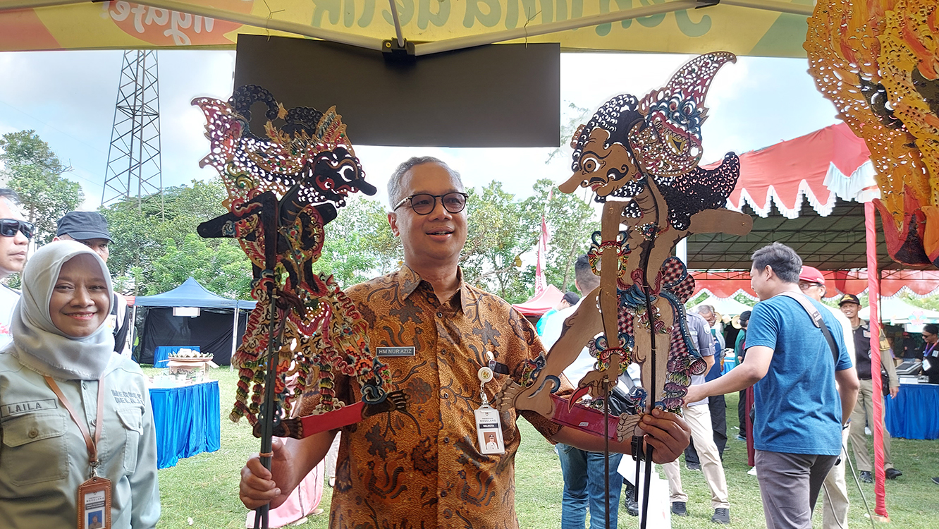 Wali Kota Magelang dr Muchamad Nur Aziz menunjukkan kerajinan wayang produk UKM.