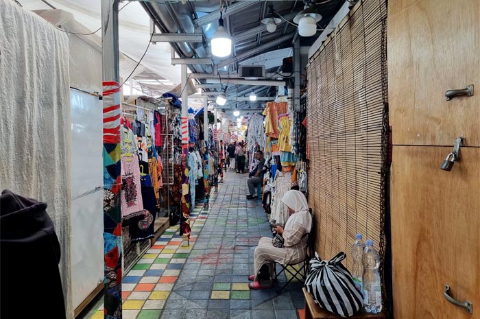 Pemandangan suasana Pasar Beringharjo daerah Malioboro Yogyakarta.