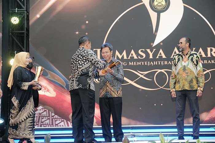Direktur Operasi PT Semen Gresik, Benny Ismanto, menerima secara langsung penghargaan Tambang Menyejahterakan Masyarakat (Tamasya) Award, Kinerja Pengembangan dan Pemberdayaan Masyarakat (PPM) Terbaik