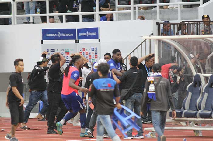 Kericuhan antar suporter PSIS dan PSS Sleman dalam lanjutan Liga 1 di Stadion Jatidiri Semarang (3/12/2023). (BASKORO SEPTIADI/JAWA POS RADAR SEMARANG)