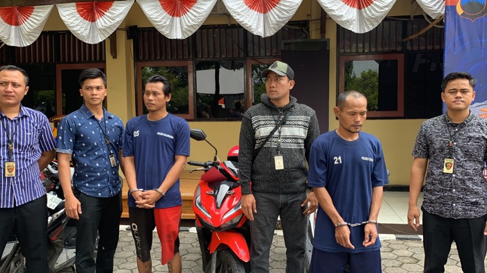 Dua tersangka kasus pencurian sepeda motor yakni Warman dan Gevi saat dihadirkan di Mapolres Kendal.