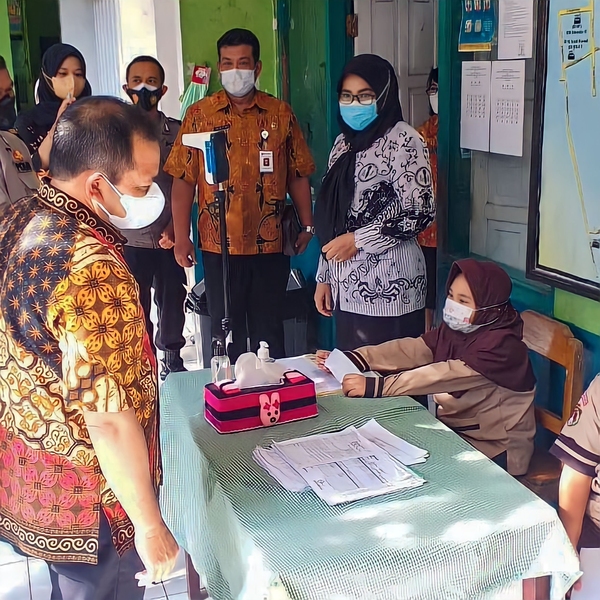 Bupati Semarang dan Kepala Dinkes Kabupaten Semarang saat meninjau vaksinasi di sekolah